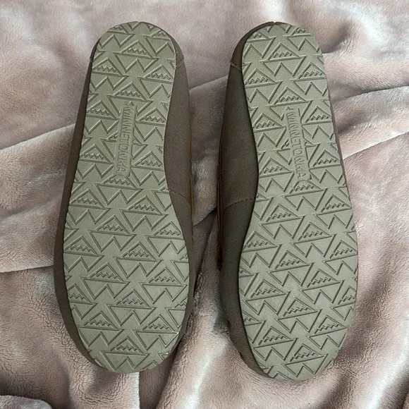 New Minnetonka Cally Slippers Womens Size 7 - Picture 2 of 2